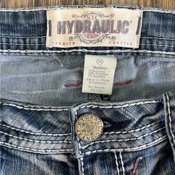Hydraulic Bailey Blue Jean Capris Size 16 Distressed Embroidered Embellished Y2K - Picture 9 of 16